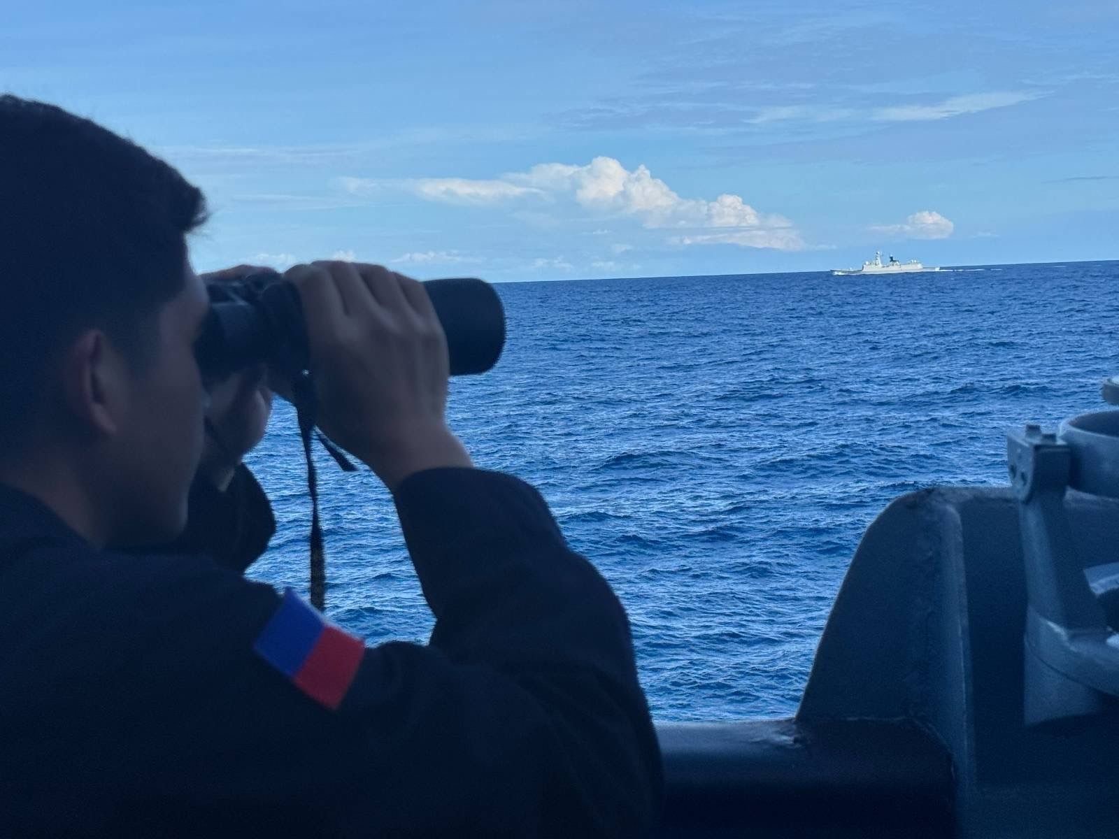 PH Navy deploys 2 ships as Chinese warship loitering near Zambales 