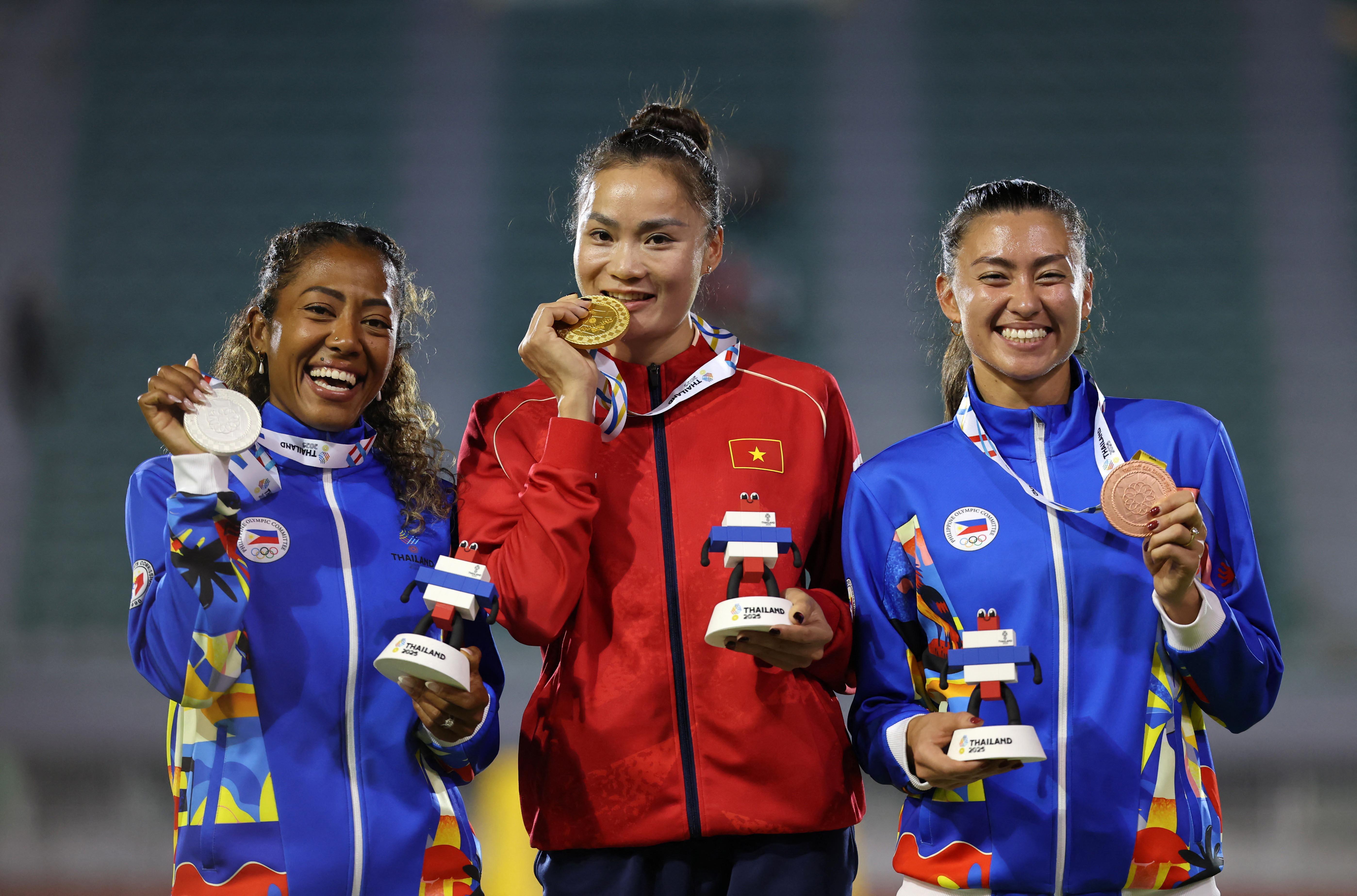 SEA Games 2025: PH's Robyn Brown and Lauren Hoffman with Vietnam's Quach Thi Lan