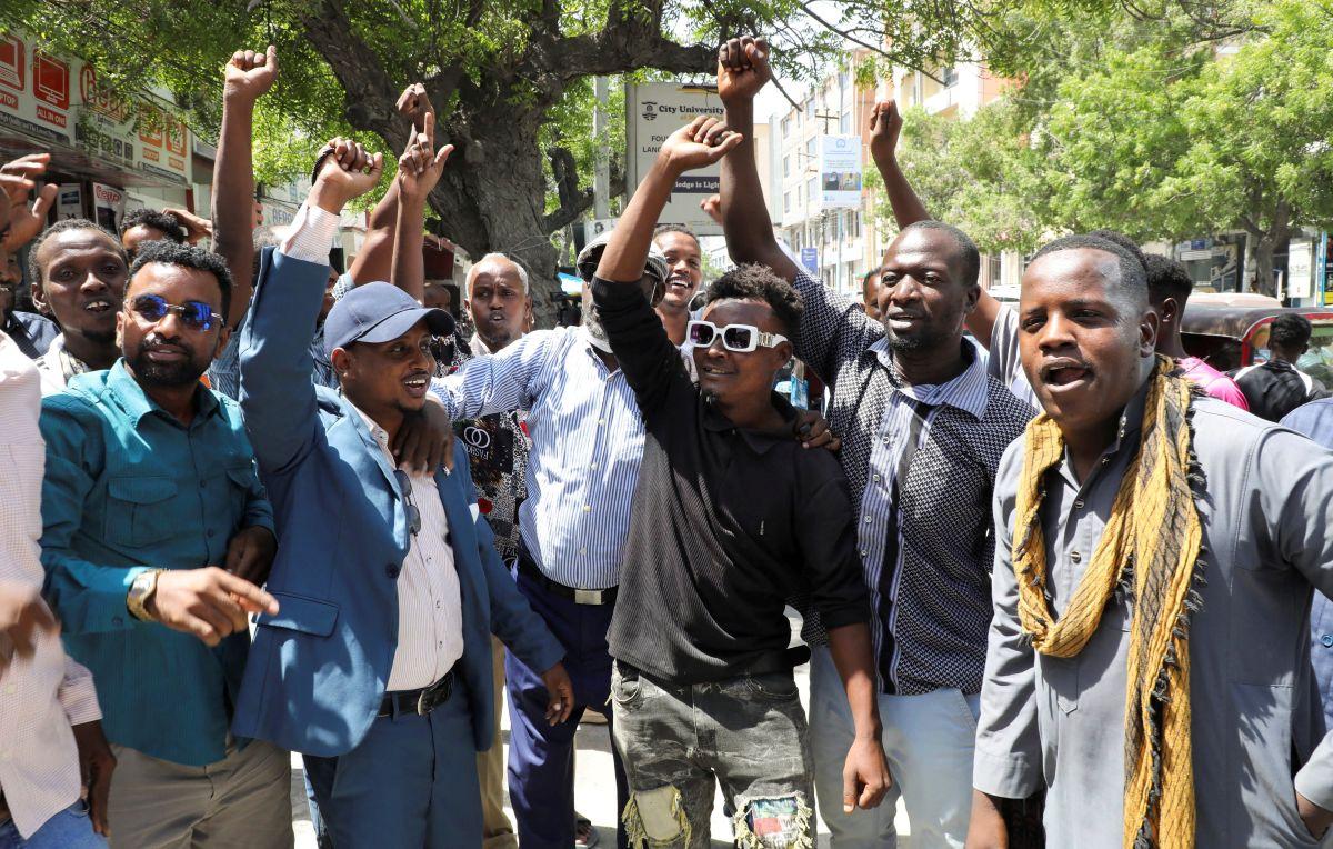 Somalis react after Israel became the first country to formally recognize Somaliland
