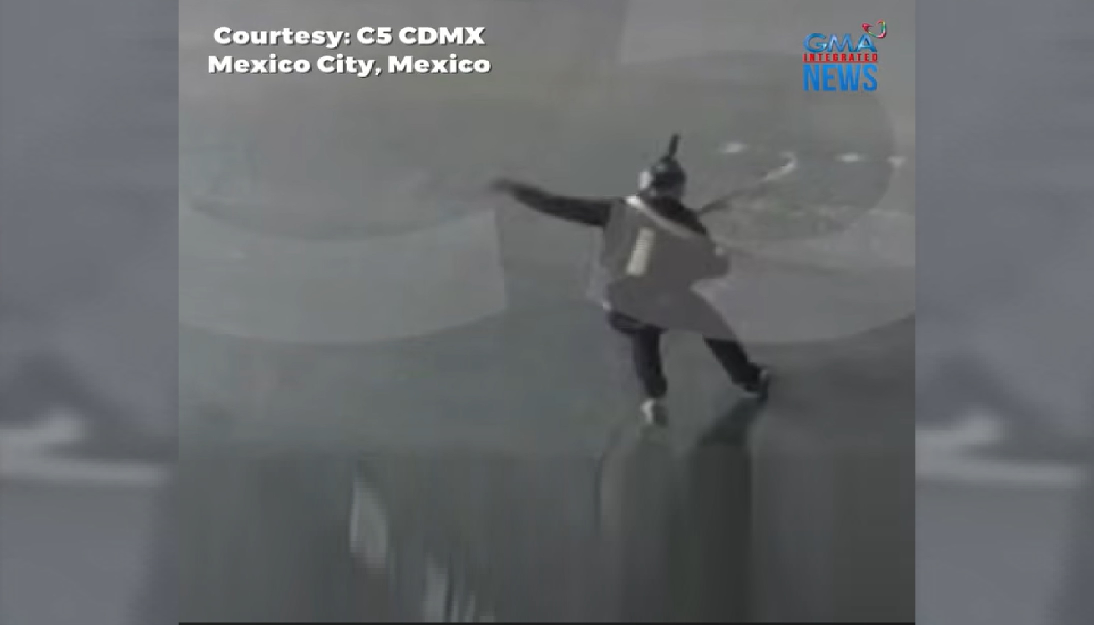 Skydiver, muntik mabigti nang sumabit sa poste ng traffic light ang kaniyang parachute 