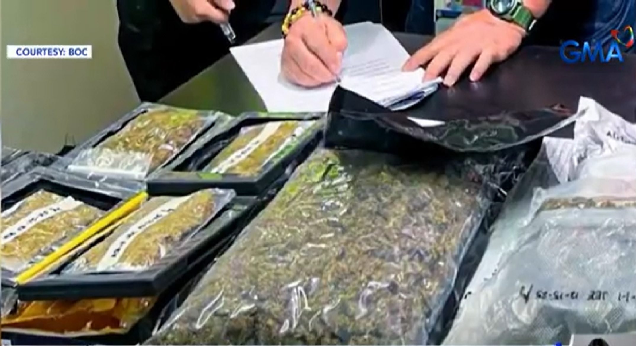 5 parcel na ‘di kinuha, may laman palang ilegal na droga
