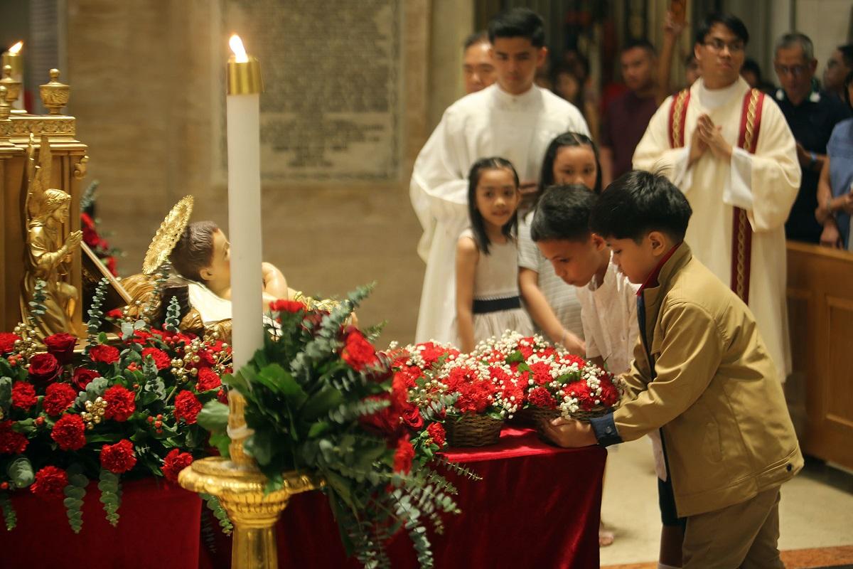 Catholics urged to be ‘sign of God's presence’ at Christmas Eve mass in Manila Cathedral