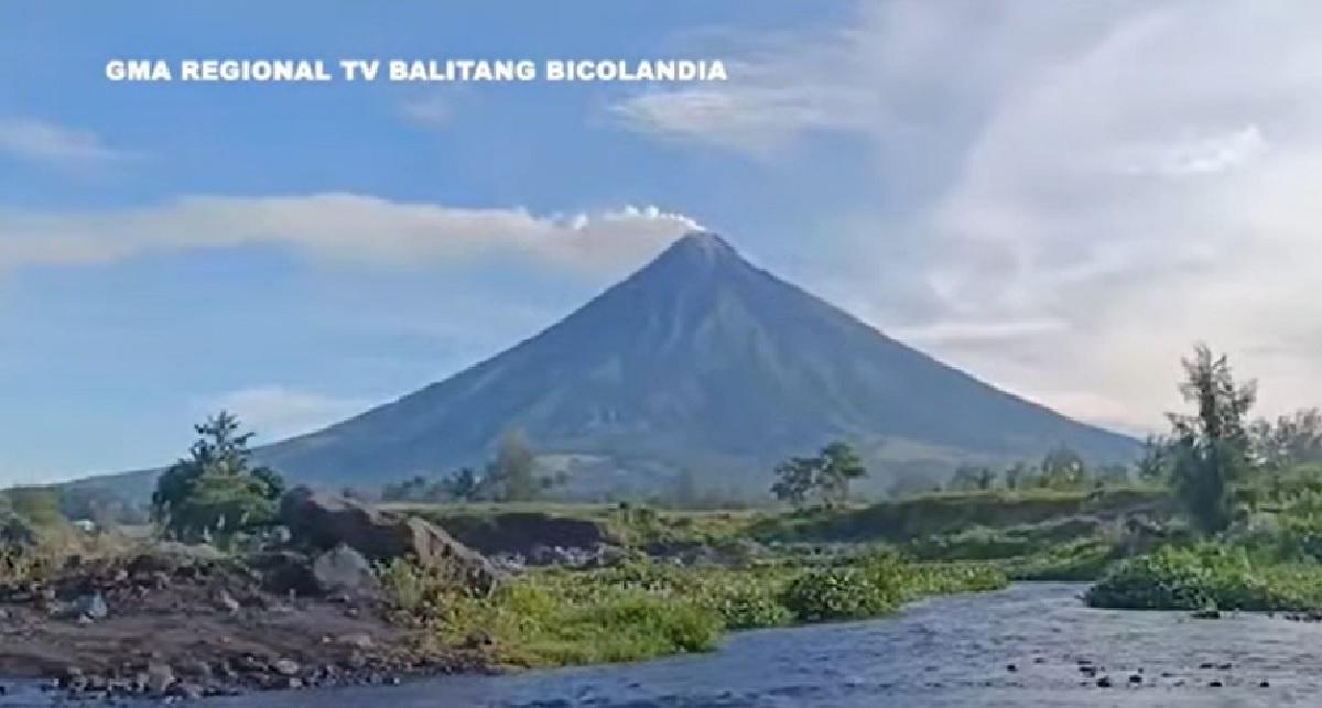 Mayon Volcano alert level raised to 2 