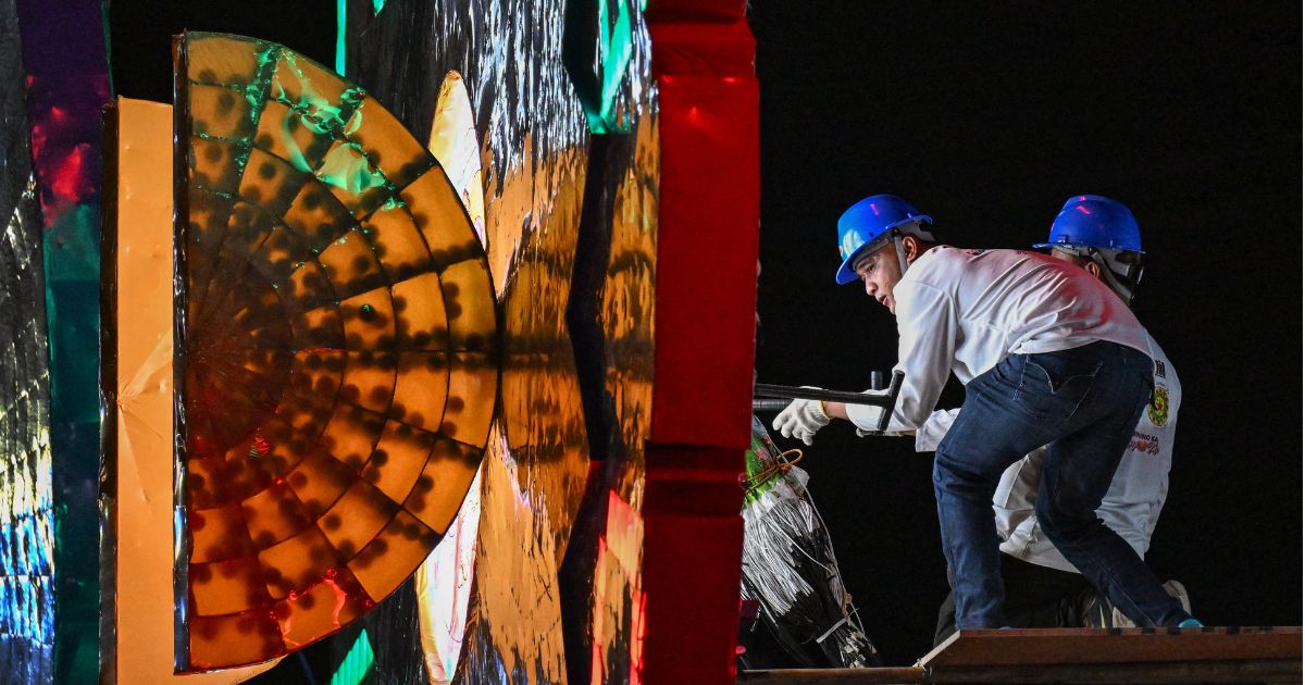 Giant lanterns light up Christmas in Catholic Philippines