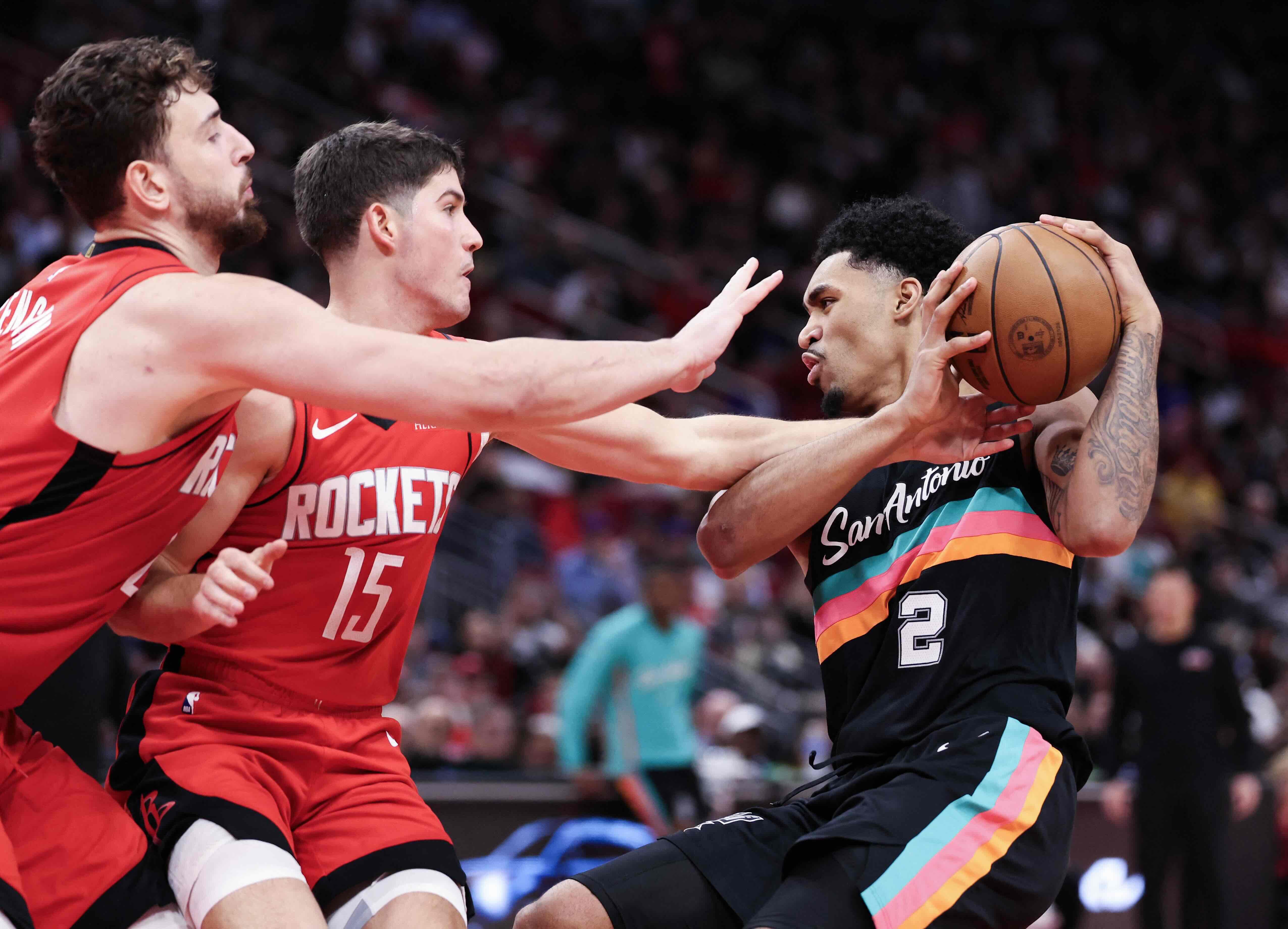 NBA: Rockets steal one from Spurs, thanks to 4th-quarter rally