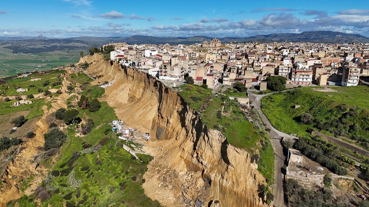 Landslide leaves Sicilian town teetering on cliff edge