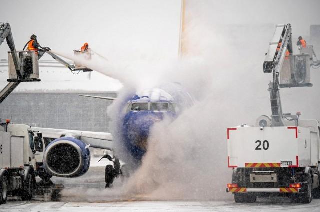 A de-icing crew works during winter storm Fern on a Southwest Airlines flight at Nashville International Airport in Nashville, Tennessee, January 24, 2026. Andrew Nelles/ USA Today Network via REUTERS