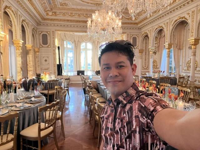 A selfie in front of the elegant ballroom. Facebook photos via The FilAm