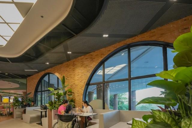 Technology meets nature. In SM City East Ortigas, natural light brightens the food hall, and retrofitted lighting produces significant energy savings.