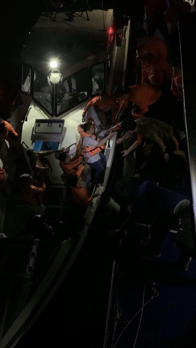 Philippine Coast Guard personnel assist survivors who were aboard the MV Trisha Kerstin 3, which capsized around the waters of Baluk-baluk Island, Basilan, January 26, 2026. Coast Guard District Southwestern Mindanao