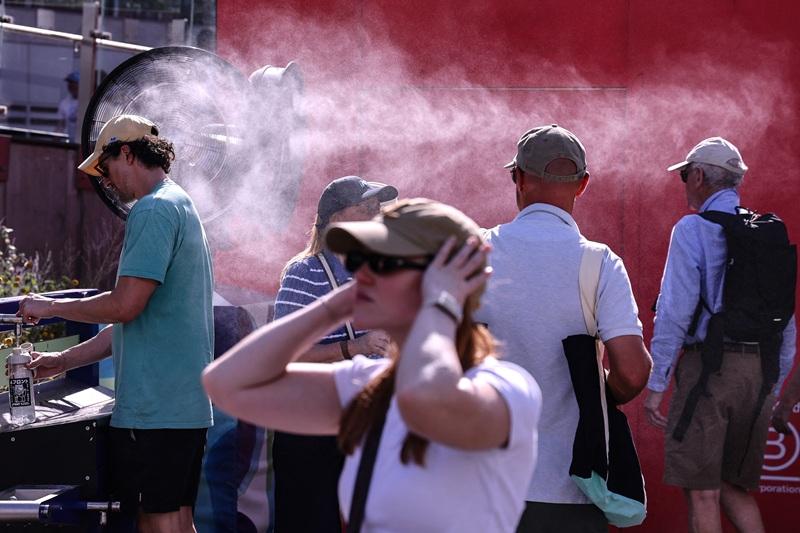 Firefighters order evacuation as heatwave bakes Australia