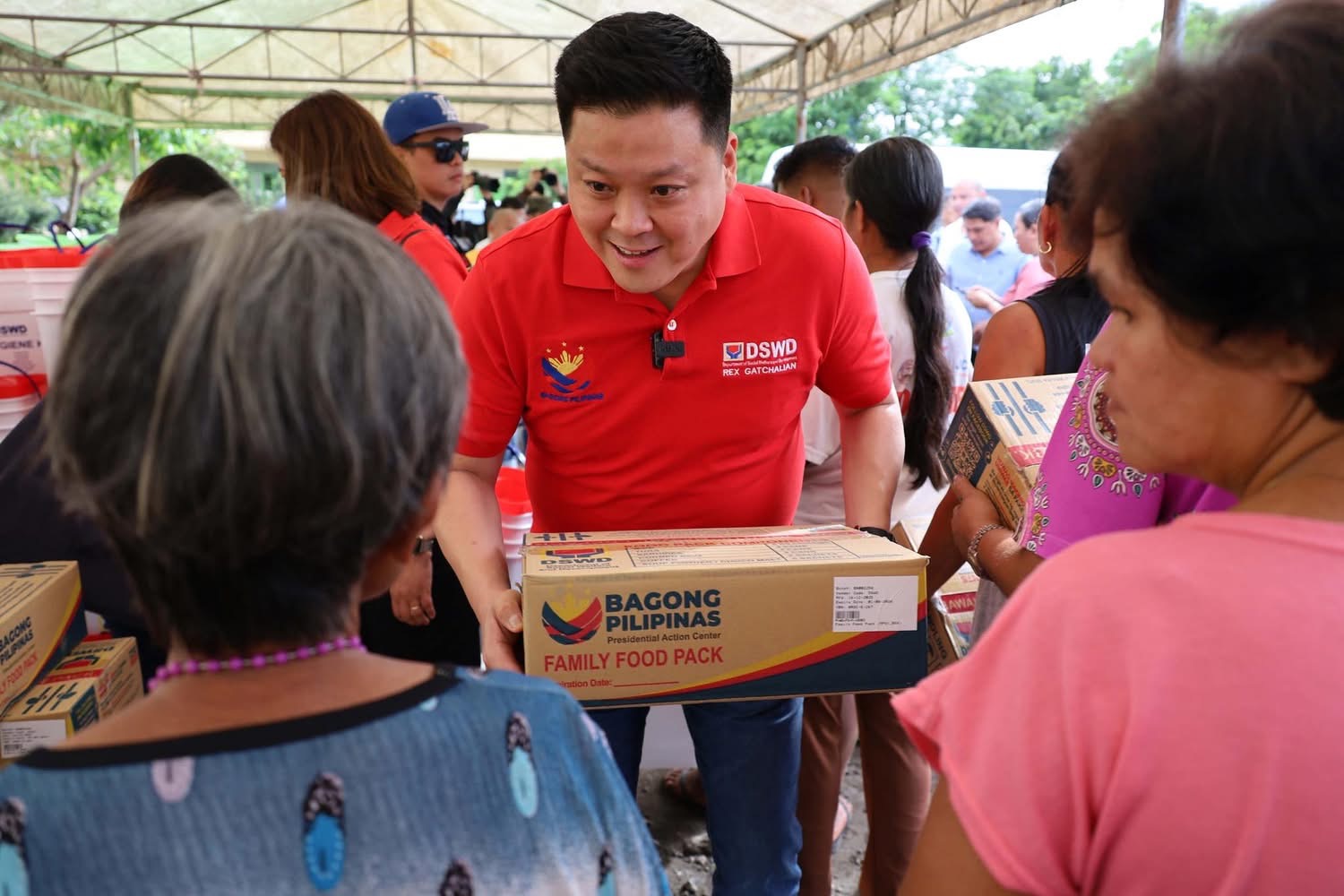 DSWD chief Rex Gatchalian distributing food packs in Albay, Jan. 8, 2026