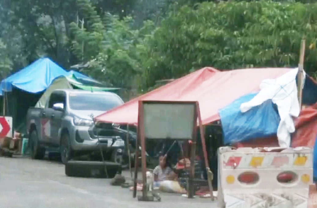 Quake survivors stay by the road in Sultan Kudarat