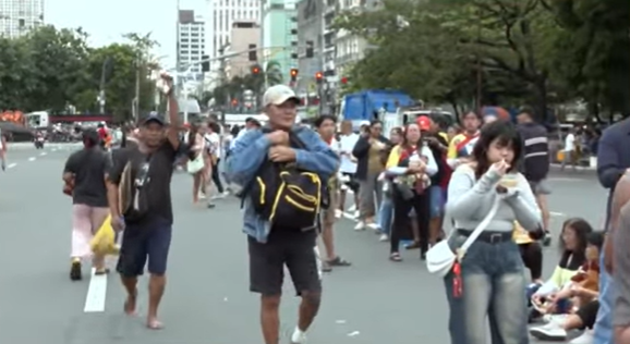 Mahigit 1,000 Deboto Nag-aabang sa Pahalik kay Jesus Nazareno - balita news from GMA Network