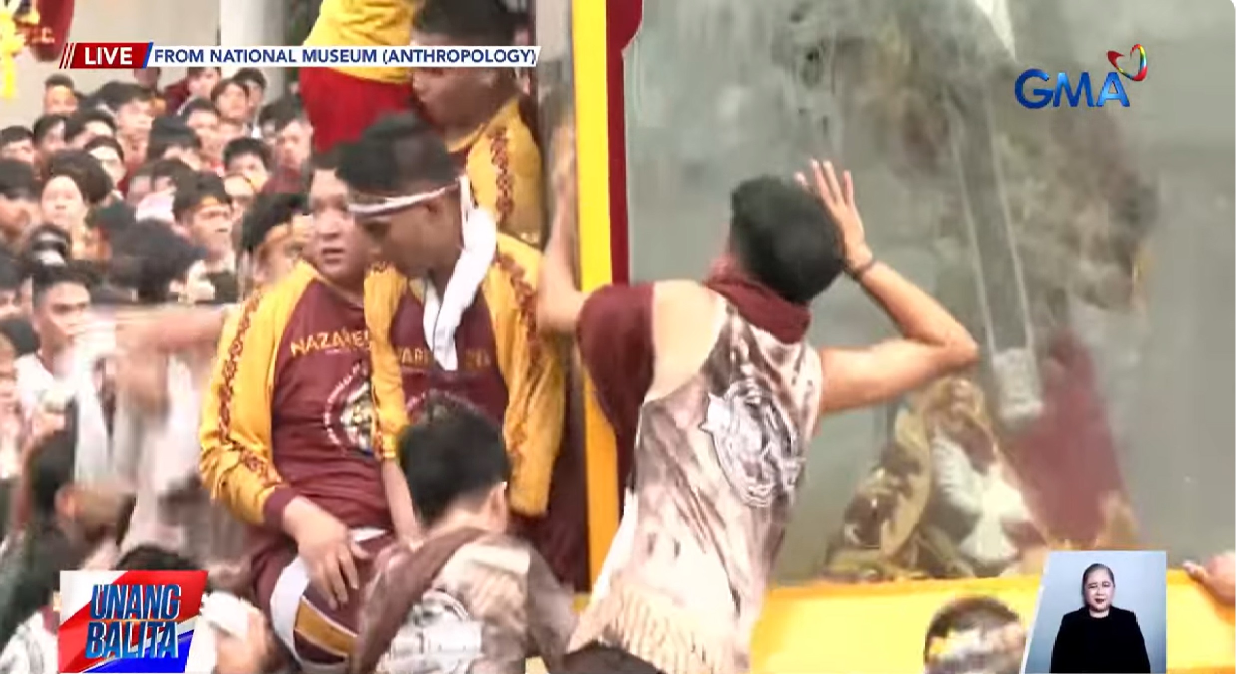 Mga deboto, nag-uunahan sa pagsampa sa andas ng Poong Nazareno