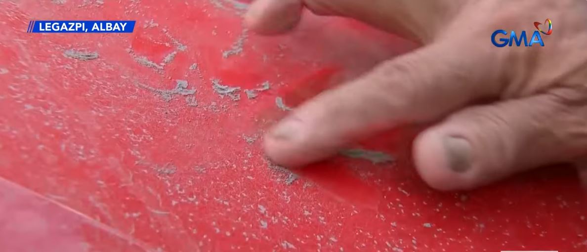 Albay residents take caution amid Mayon Volcano ashfall