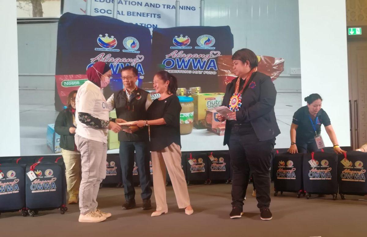 First Lady Liza Marcos hands out cash assistance to Pinoy cancer patient in Dubai