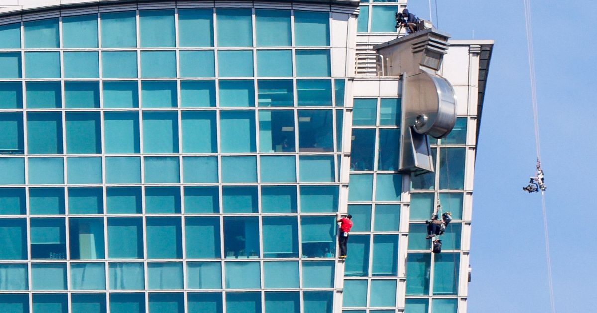 Alex Honnold scales Taiwan's tallest building Taipei 101 without ropes