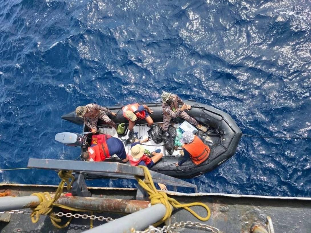 Philippine Navy delivers media noche packages to Navy personnel in WPS