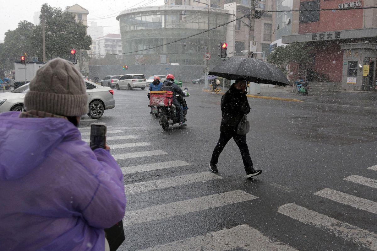 Wave of low temperature brings rare snowfall to Shanghai