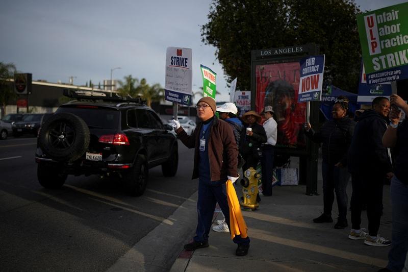 Majority of striking New York nurses announce tentative deal with hospitals