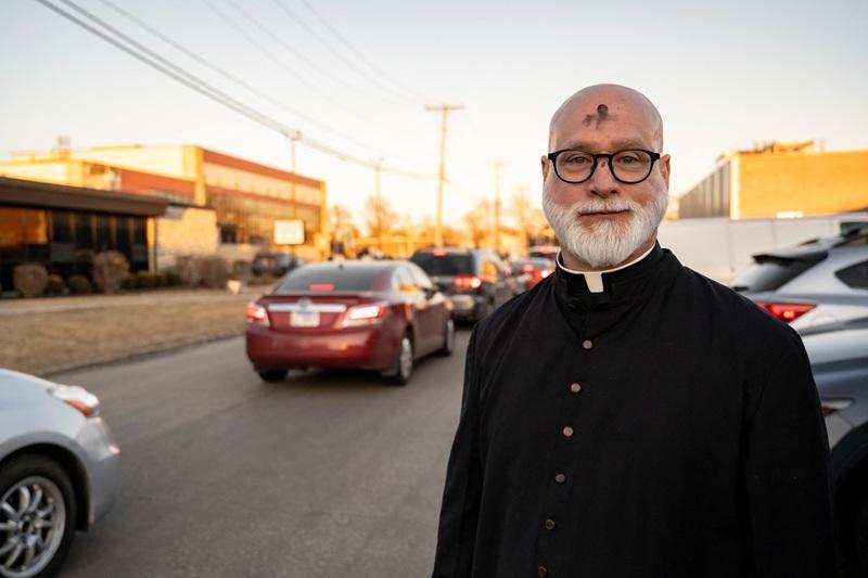 Catholic leaders bring communion to immigration detainees near Chicago after court win