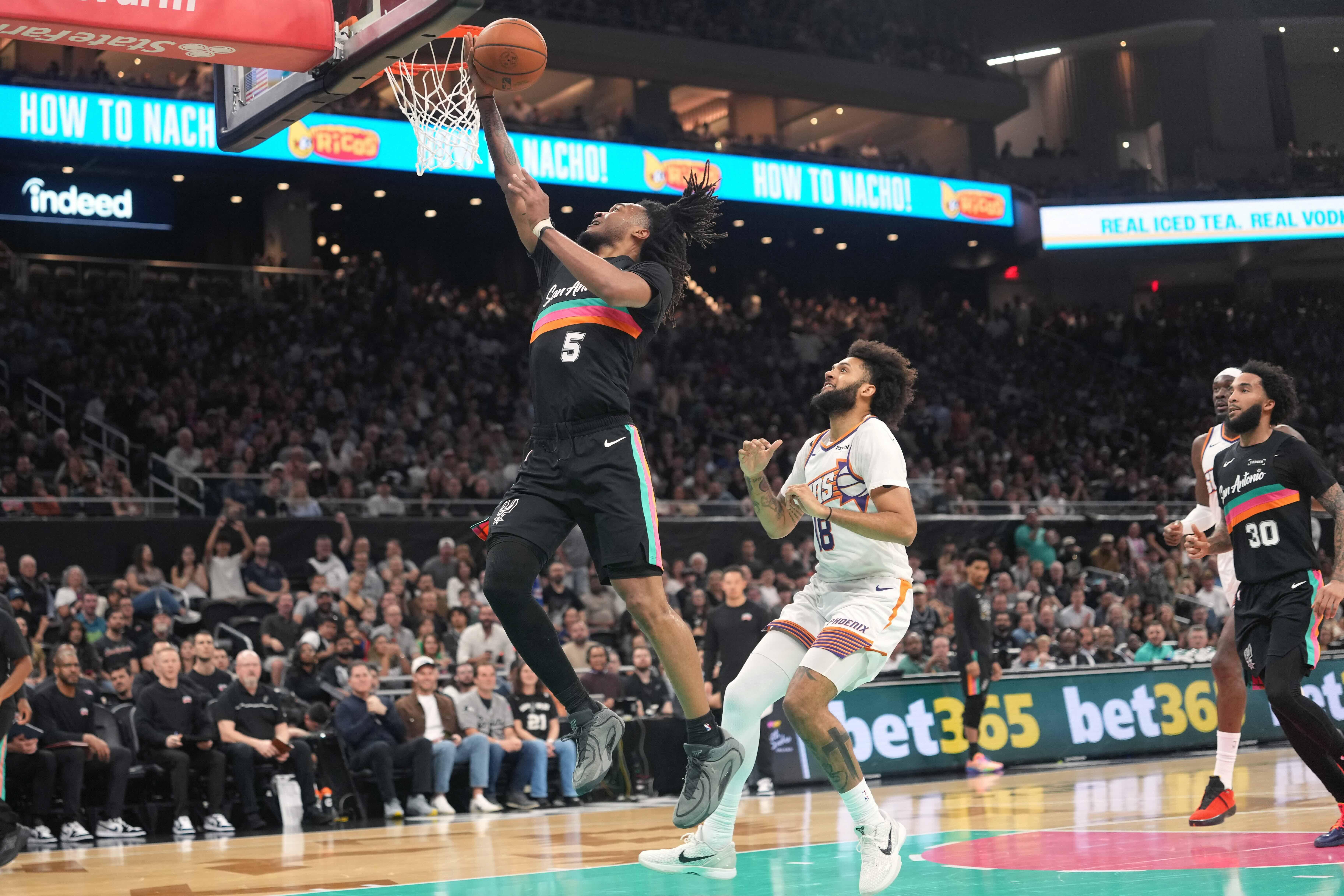 NBA: Spurs capitalize on Suns' shortcomings, win 7th straight