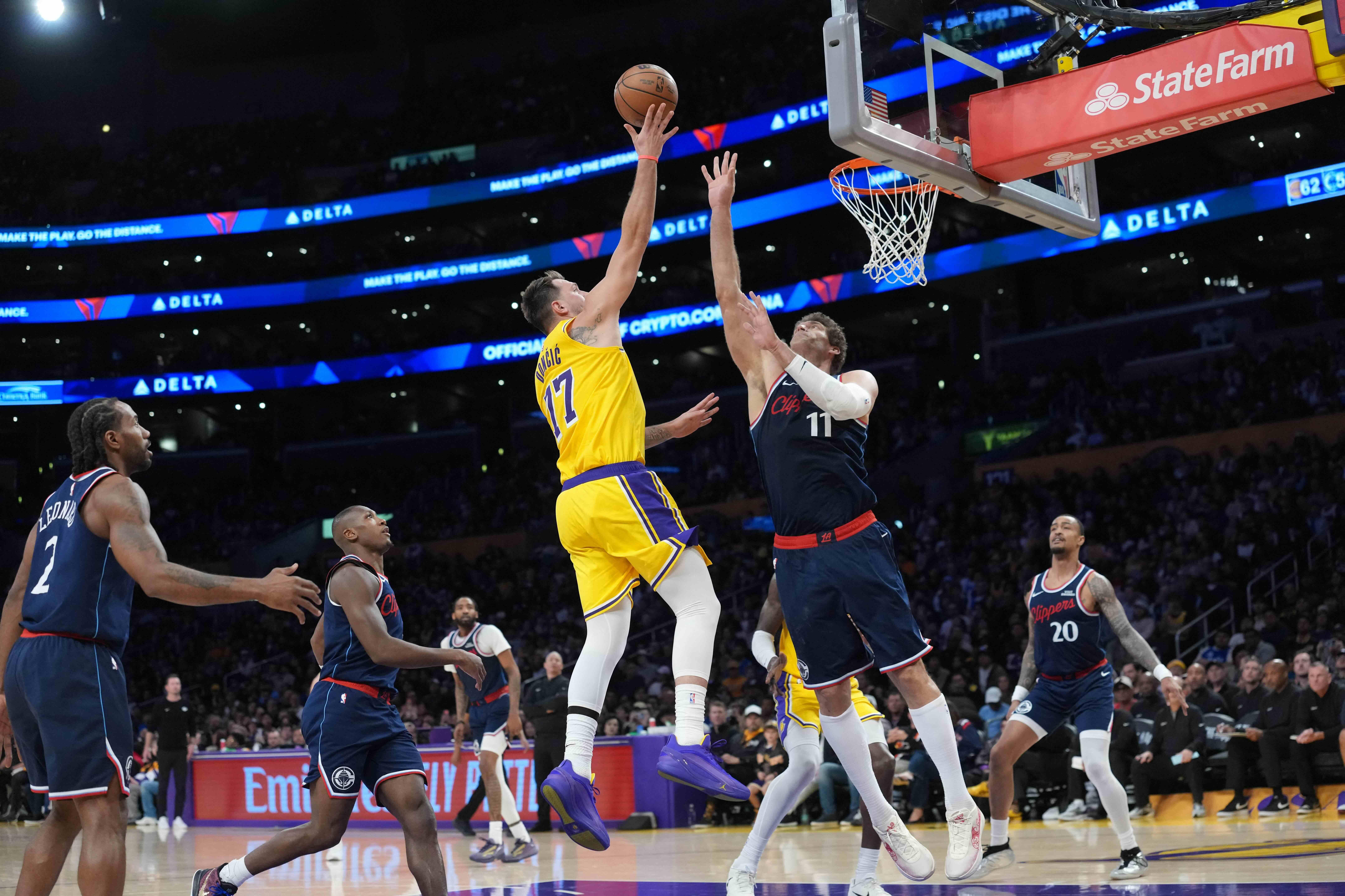 NBA: Reunited Lakers trio leads late surge past Clippers
