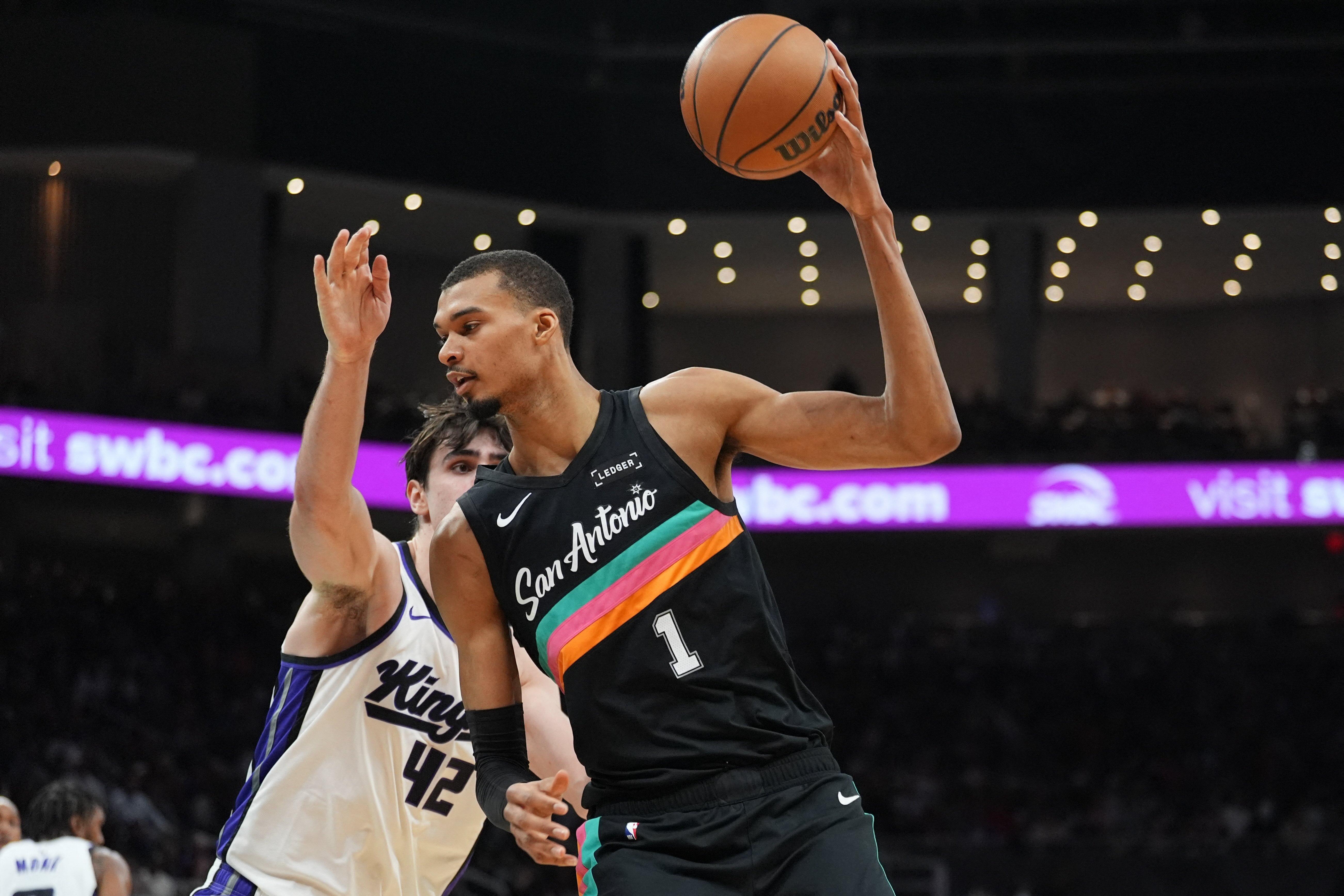 NBA: Spurs hand woeful Kings their 16th straight loss