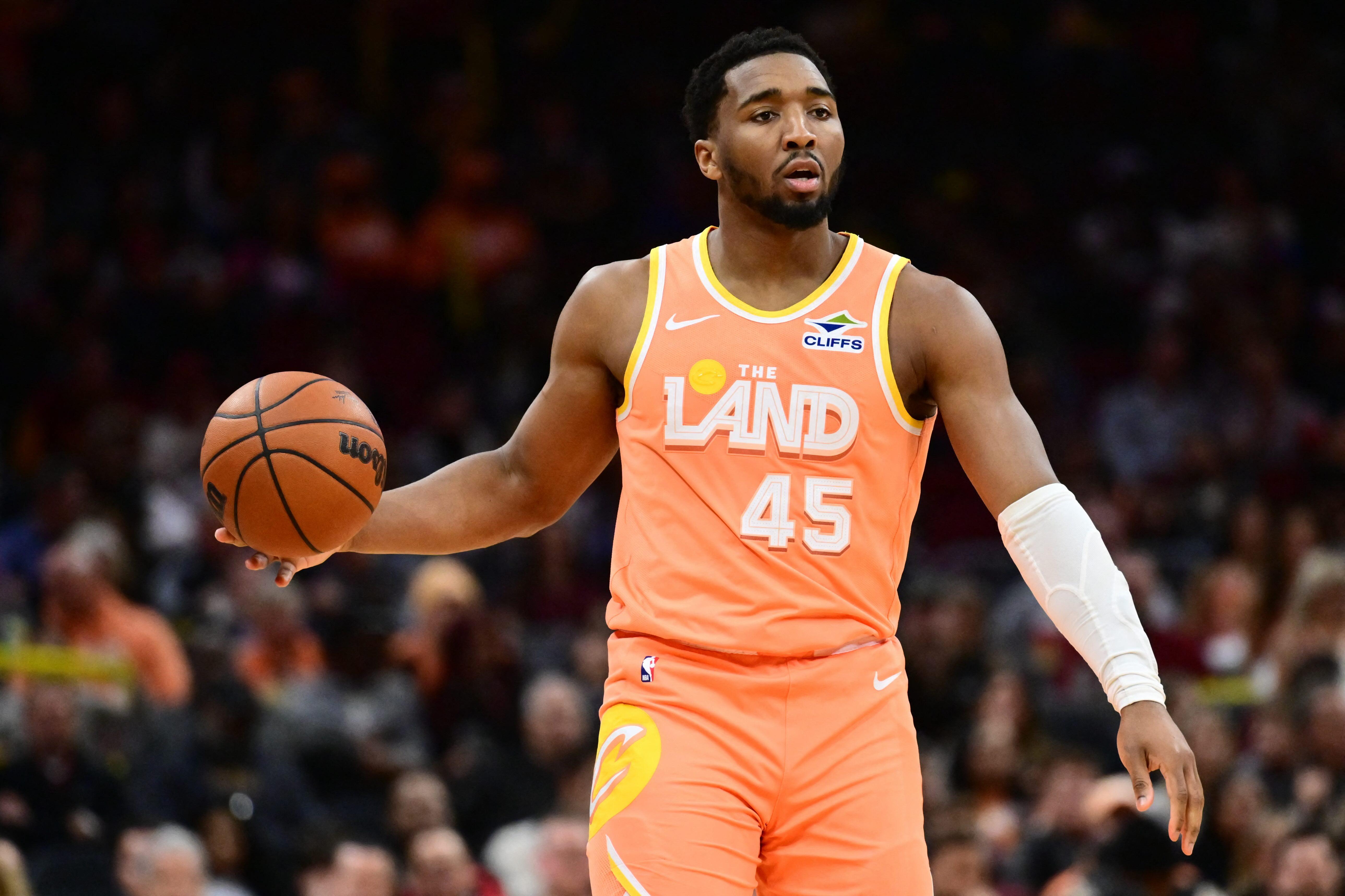 NBA: Donovan Mitchell, Cavs keep rolling, cool off Knicks