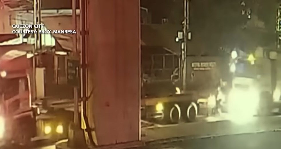 2 sakay ng motorsiklo, sugatan matapos makaladkad ng ilang metro ng garbage truck sa QC