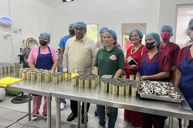DOST Secretary Renato Solidum Jr. inspects the manufacturing and canning process of Elisha Bay Dagupan Bangus and Seafoods &acirc;gourmet tuyo&acirc; products in Dagupan City, Feb. 16, 2026. Jiselle Anne C. Casucian/ GMA Integrated News