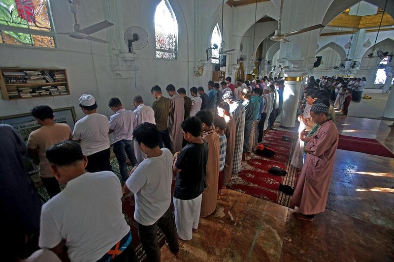 Filipino Muslims perform fajr as month-long Ramadan starts