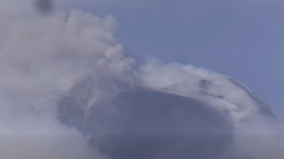 LOOK: Mayon Volcano emits 1000-meter ash plumes