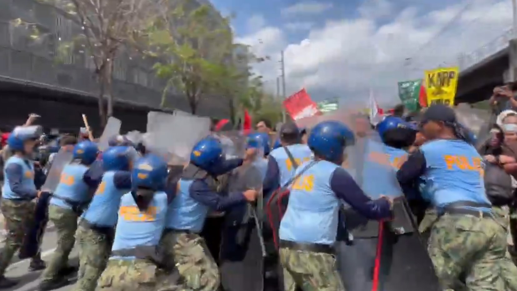 Protesters breach police blockade on EDSA