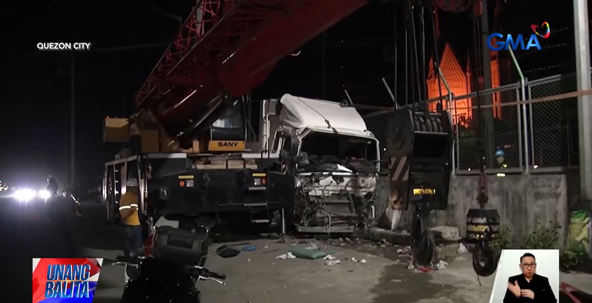 Truck, sumalpok sa mga concrete barrier at poste ng kuryente sa Commonwealth Ave; driver at pahinante sugatan
