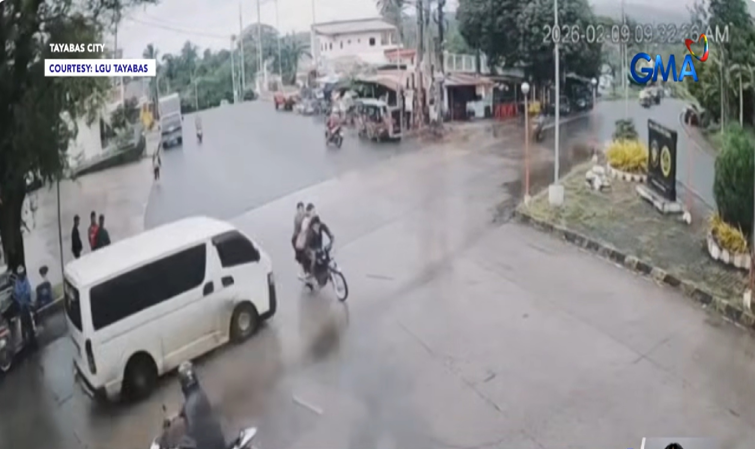 Motorsiklo na may 3 sakay, nasalpok ng van; 2, patay