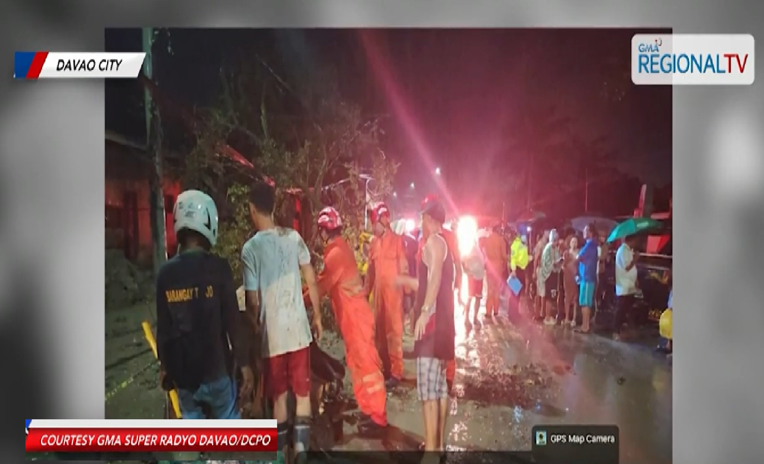 Tricycle driver, patay matapos mabagsakan ng puno; 3 pasahero, sugatan
