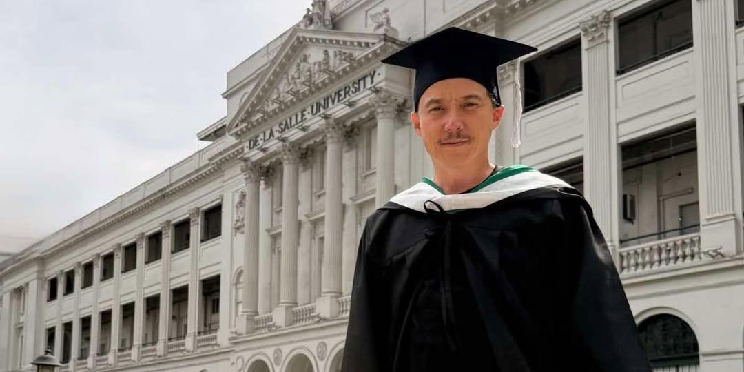Epy Quizon graduates from DLSU