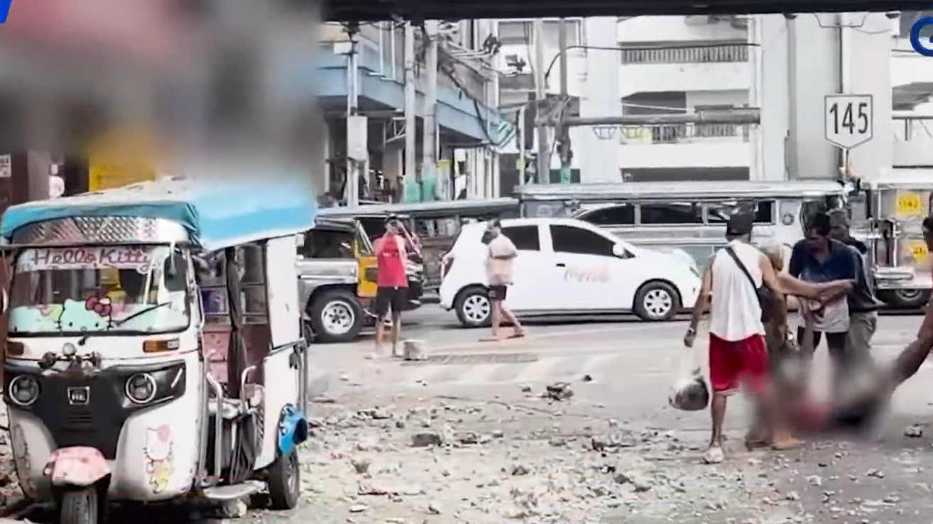 1 hurt from old building's falling concrete in Manila