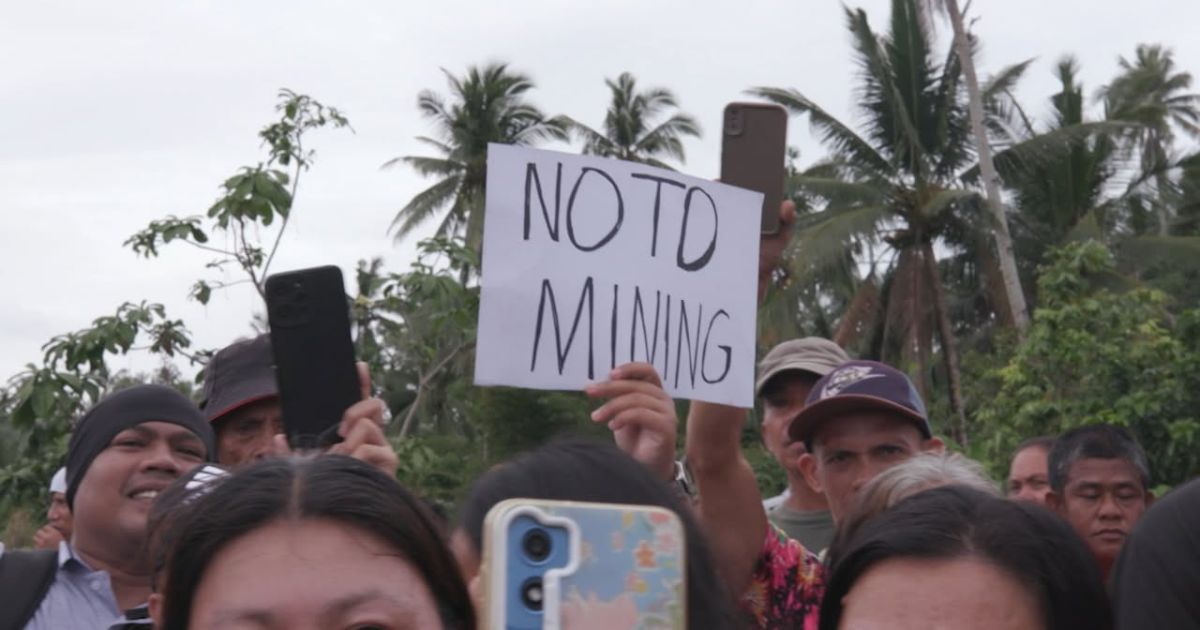 Residents in MacArthur, Leyte barricade dredger over black sand mining concerns