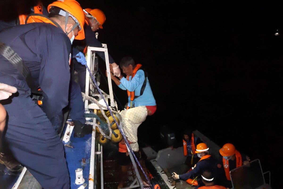Fishermen rescued after their boat went missing off Occidental Mindoro on Feb. 14, 2026