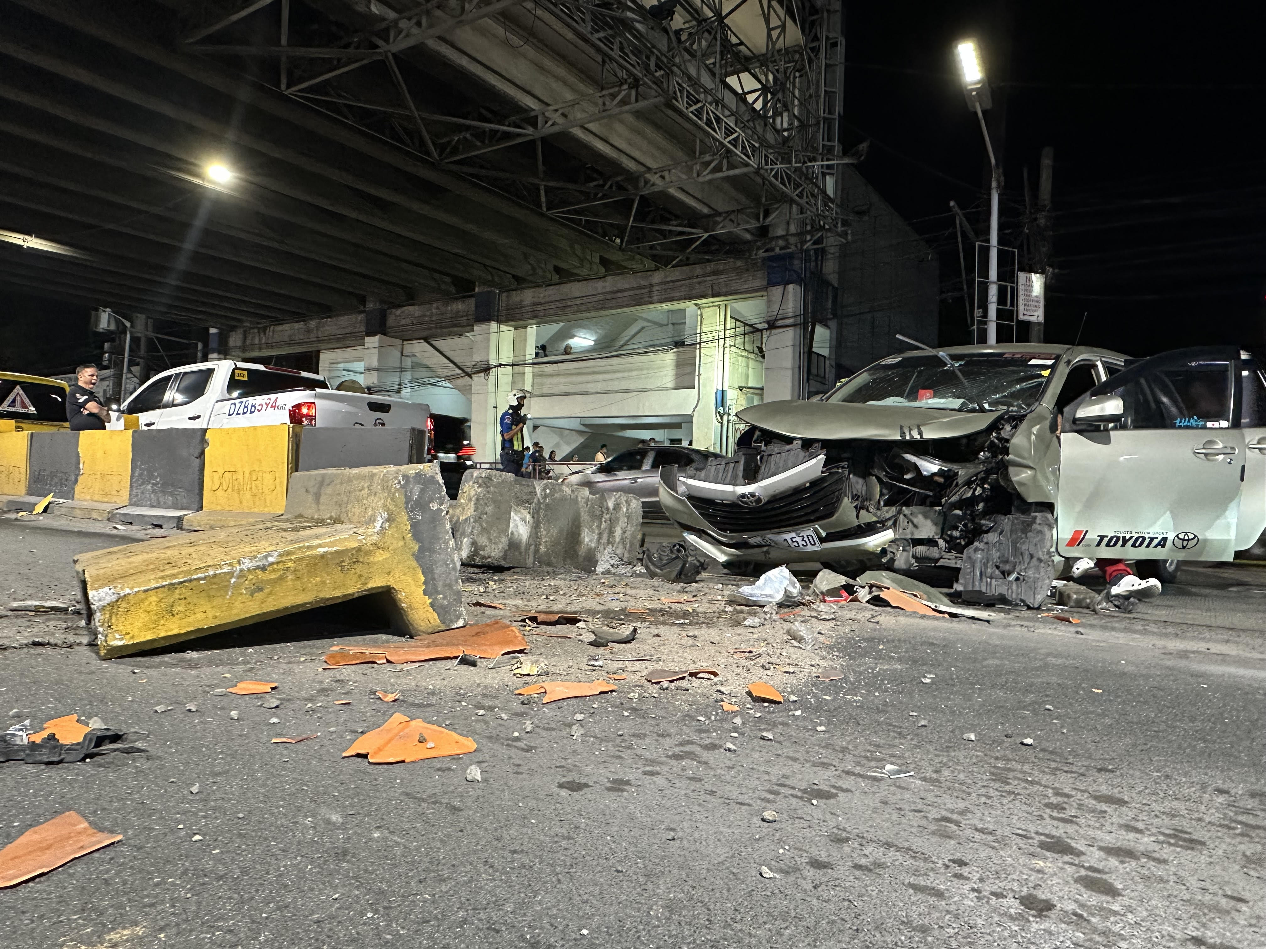 AUV, inararo ang ilang barrier sa EDSA-Kamuning