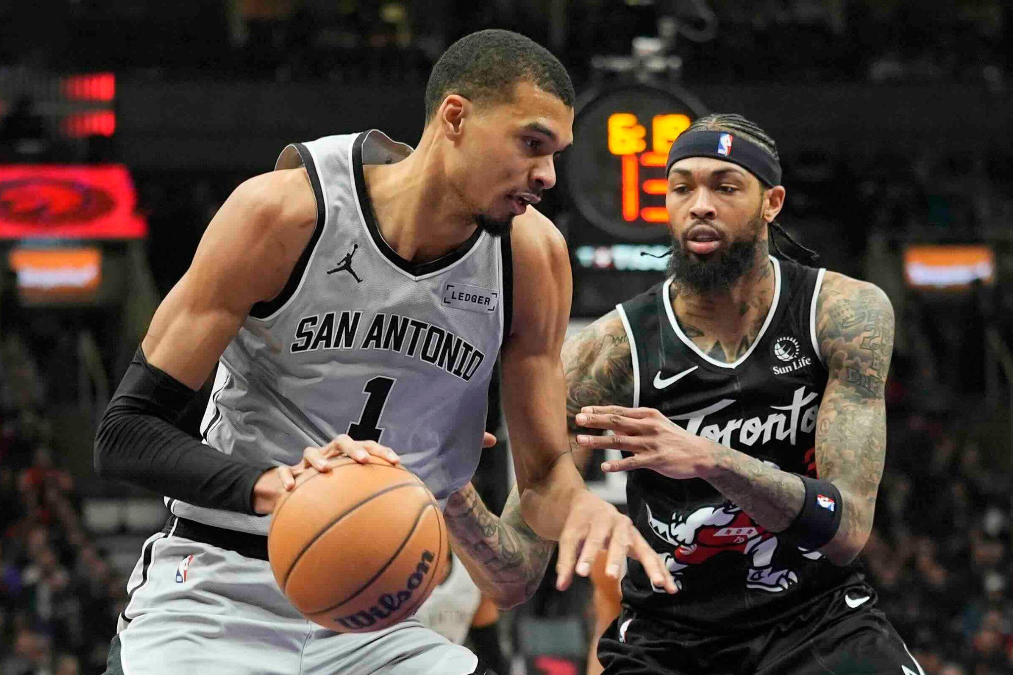 NBA: 4th-quarter rally sends Spurs past Raptors for 10th straight win