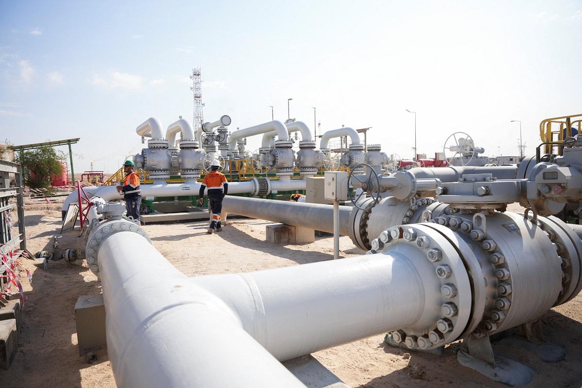 Dollar weakens, Brent dips as Trump delays Iran strikes