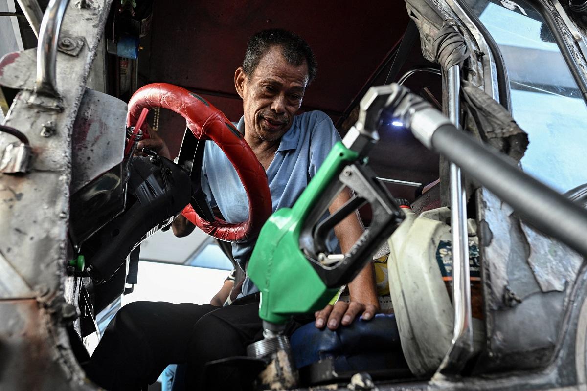 Ordinary Filipinos should not bear the brunt of rising oil prices —experts