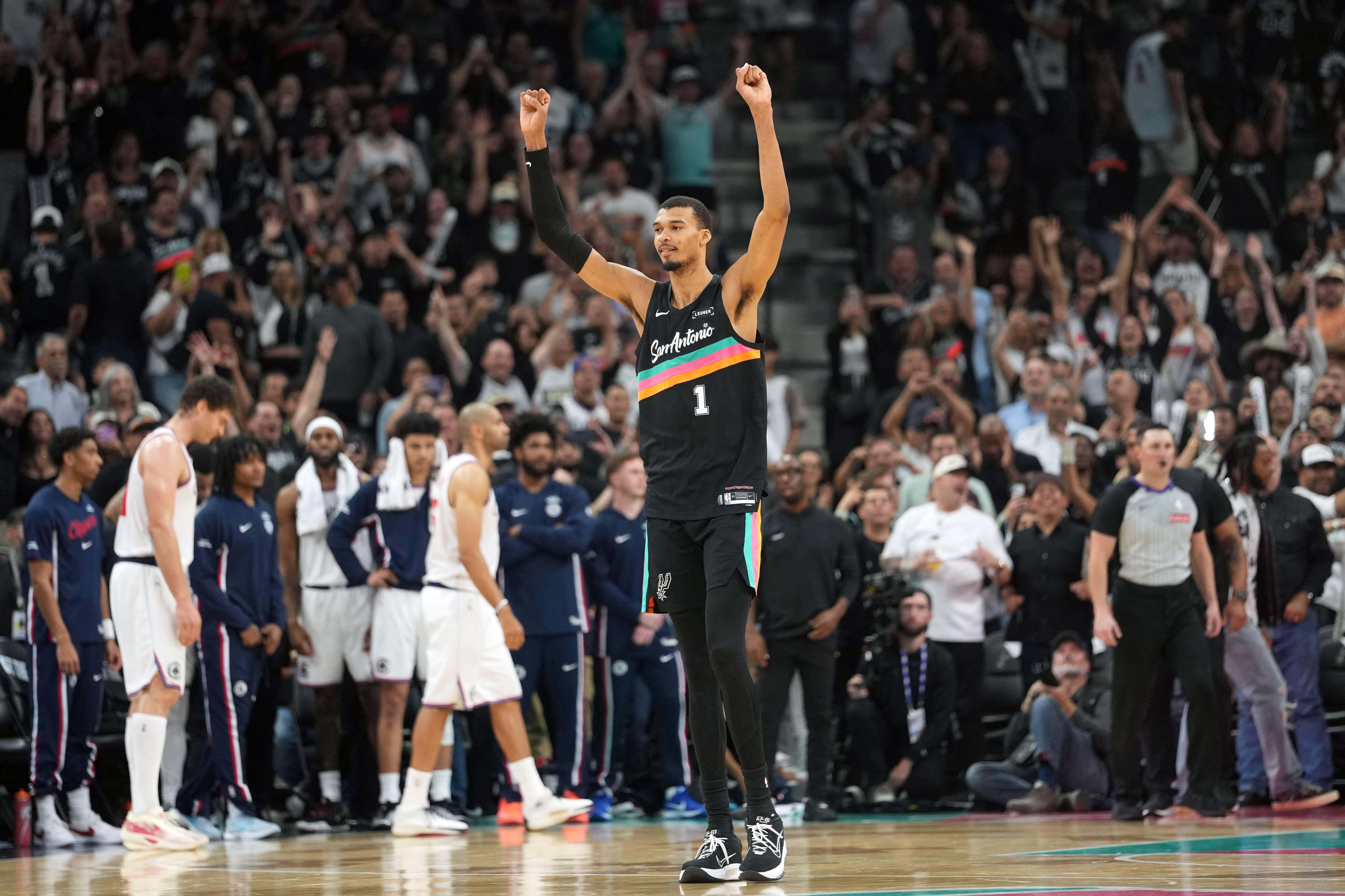 NBA: Spurs overcome 25-point deficit to beat Clippers