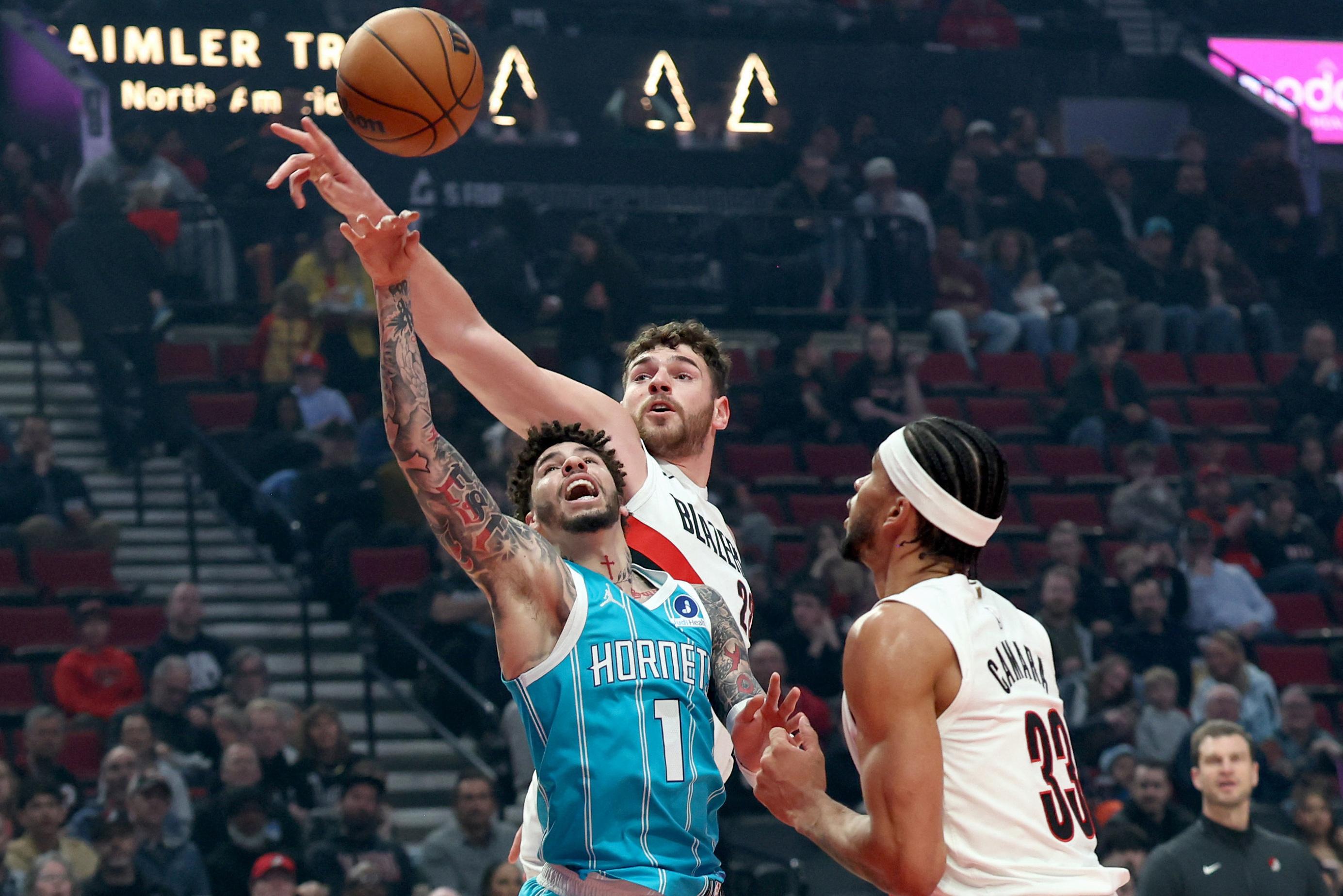 NBA: LaMelo Ball of the Hornets and Donovan Clingan of the Blazers