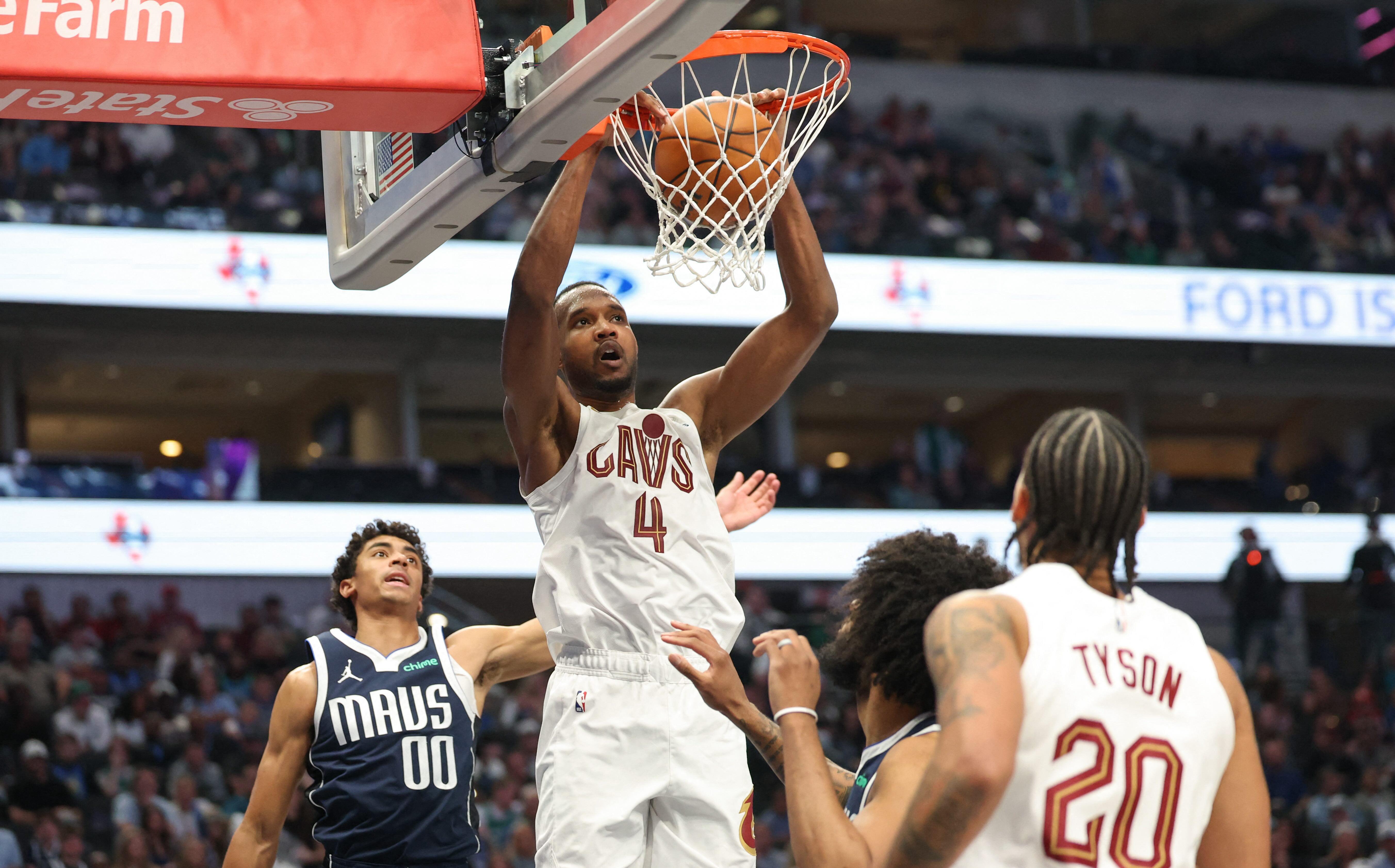 NBA: Evan Mobley scores 23 in first half as Cavs crush Mavs