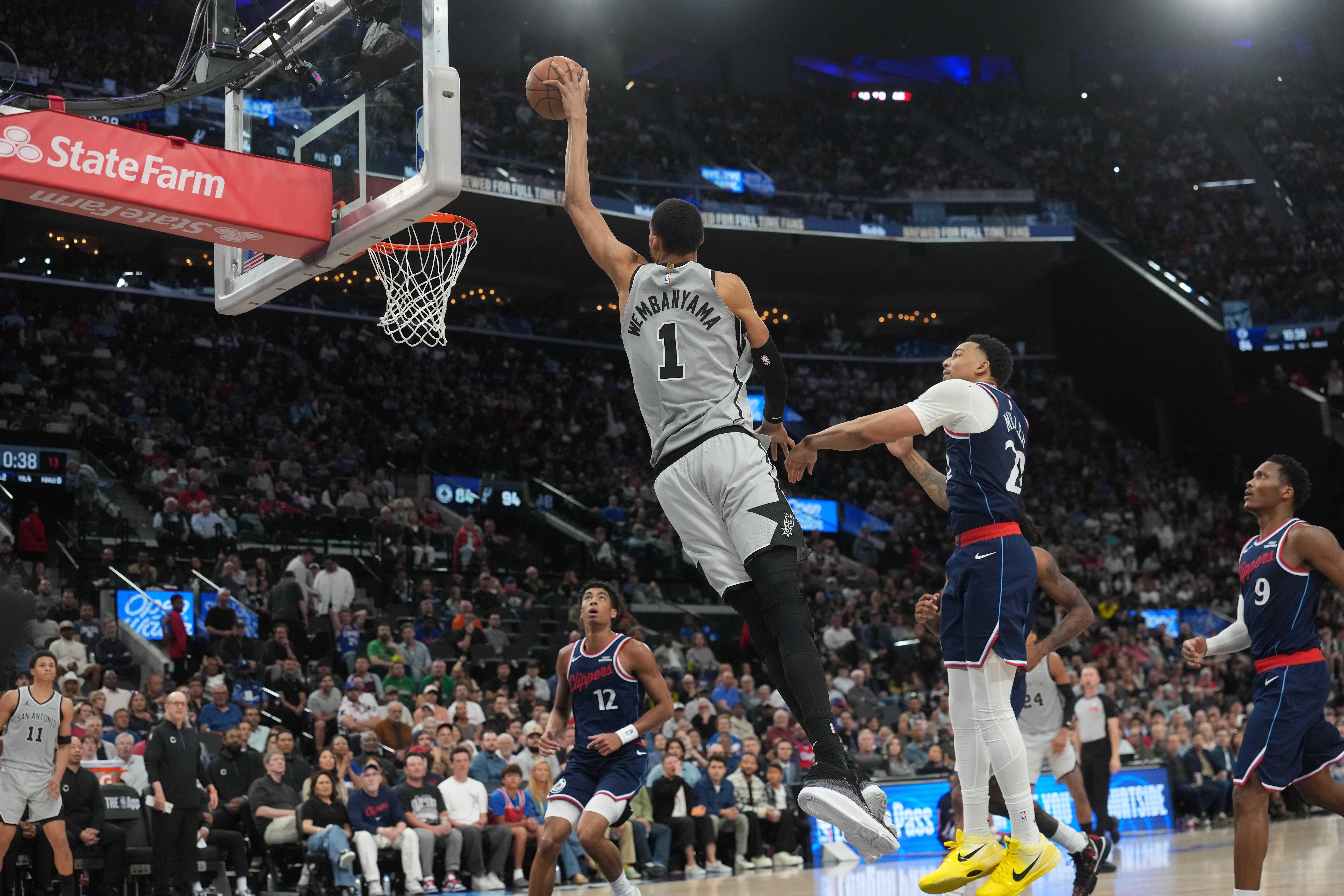 NBA: Spurs hold on for win over Kawhi Leonard-less Clippers